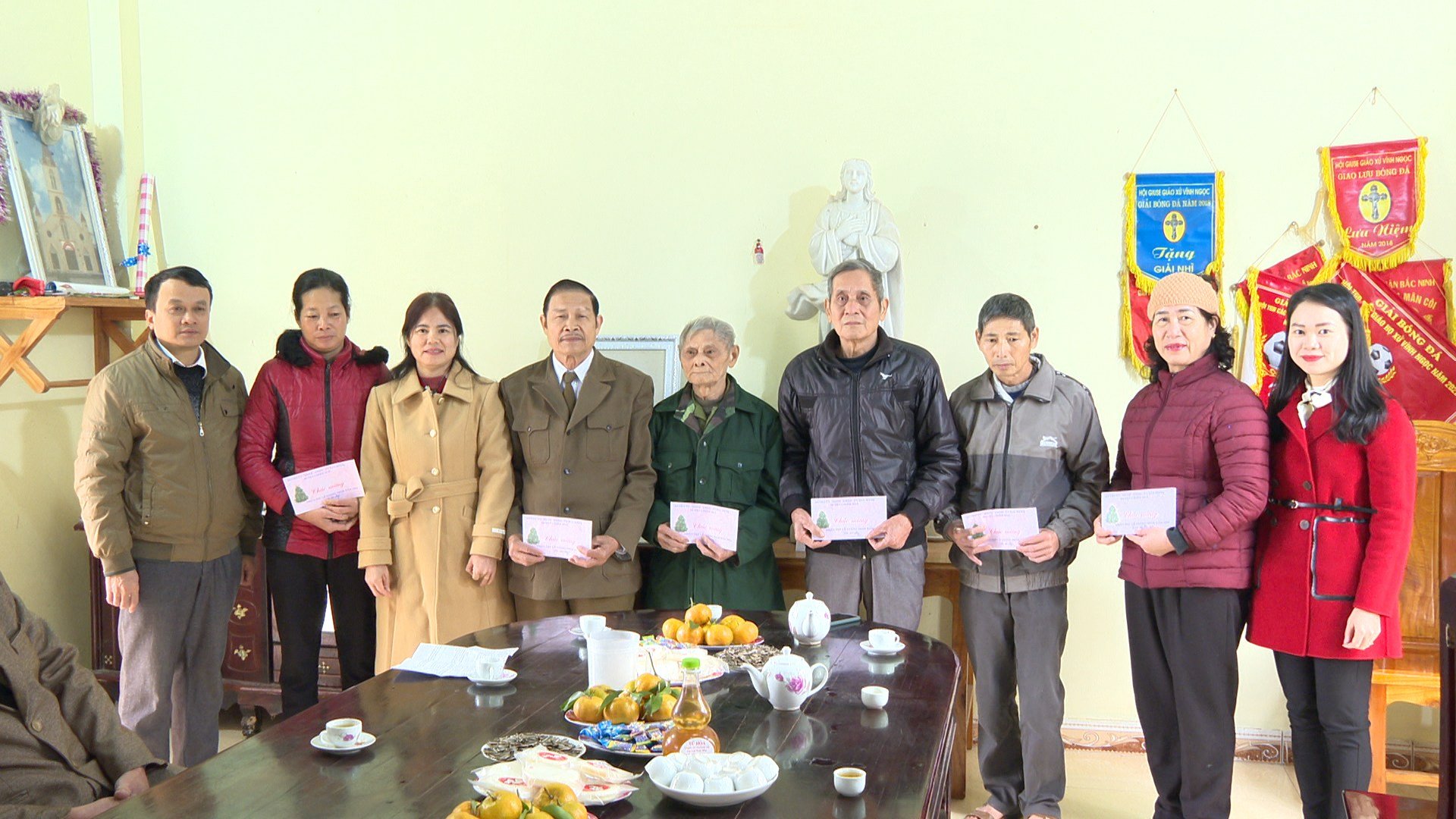 Hội LHPN huyện Chiêm Hoá thăm và tặng quà Họ giáo Tham Kha và Họ giáo Chinh