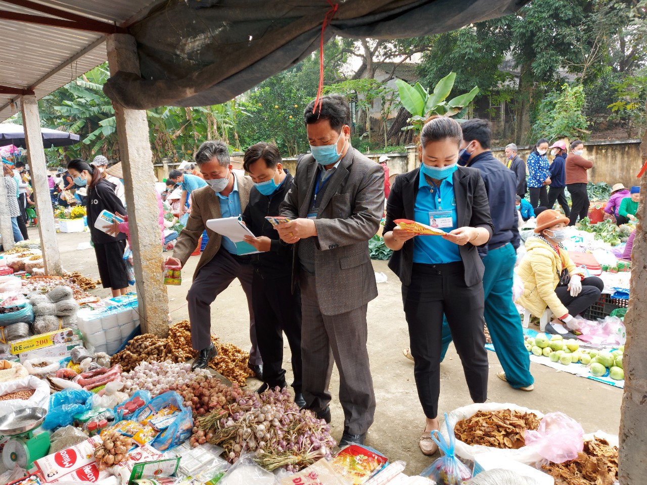 Sơn Dương: Ủy ban Mặt trận Tổ quốc xã Đông Lợi phối hợp kiểm tra vệ sinh an toàn thực phẩm tại chợ phiên của xã vào dịp giáp Tết Nguyên đán