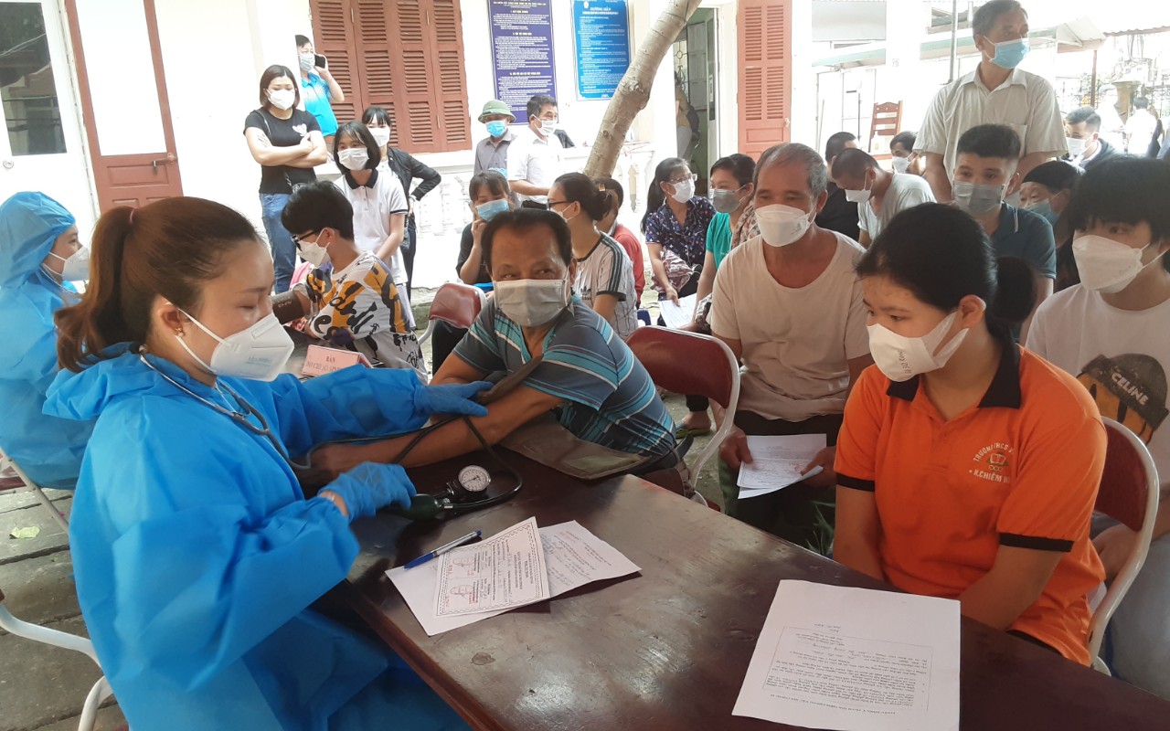 Chiêm Hóa: MTTQ thị trấn Vĩnh Lộc tích cực tuyên truyền vận động nhân dân tiêm vắc xin phòng chống dịch Covid-19