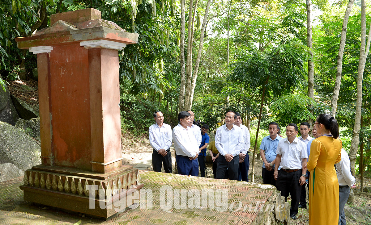 Đoàn đại biểu tỉnh Xiêng Khoảng thăm Khu di tích cách mạng Lào tại xã Mỹ Bằng