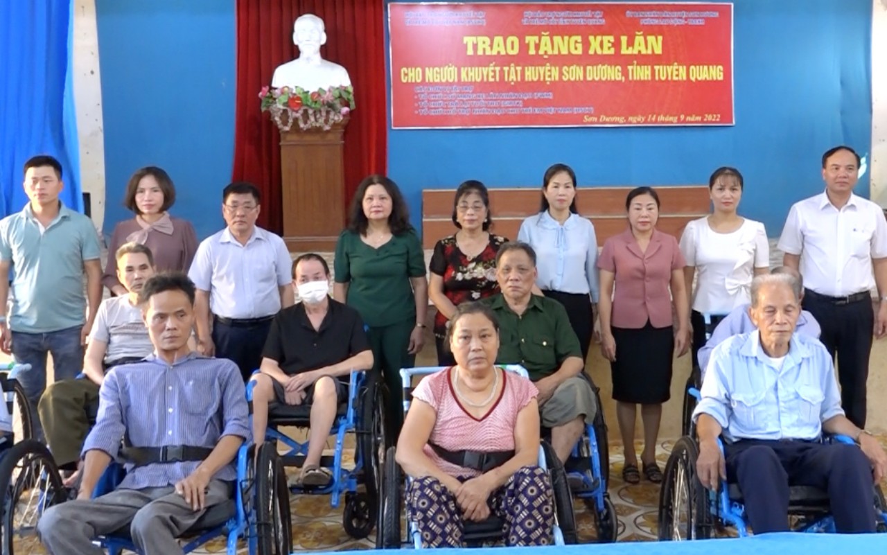 Hội bảo trợ Người khuyết tật và Trẻ mồ côi Việt Nam trao tặng 50 ...