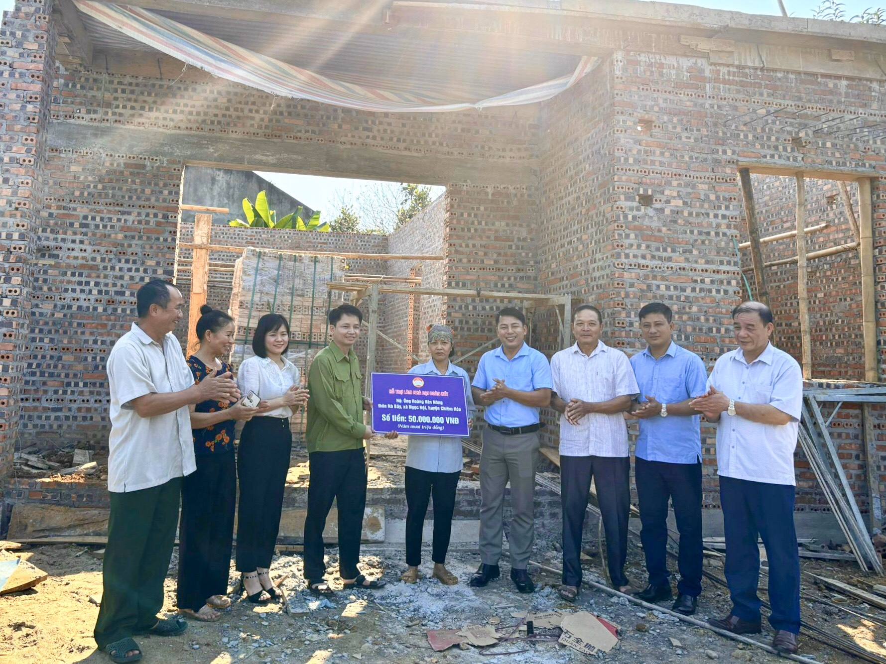 Lãnh đạo Ủy ban MTTQ tỉnh trao kinh phí hỗ trợ và nắm tình hình việc triển khai làm nhà ở cho hộ nghèo