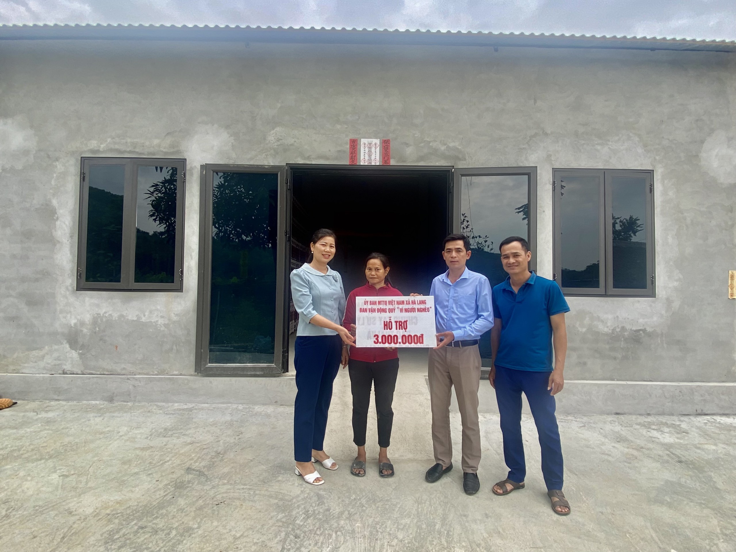 Ủy ban MTTQ xã Hà Lang (Chiêm Hóa) trao kinh phí hỗ trợ cho người nghèo làm nhà ở mới