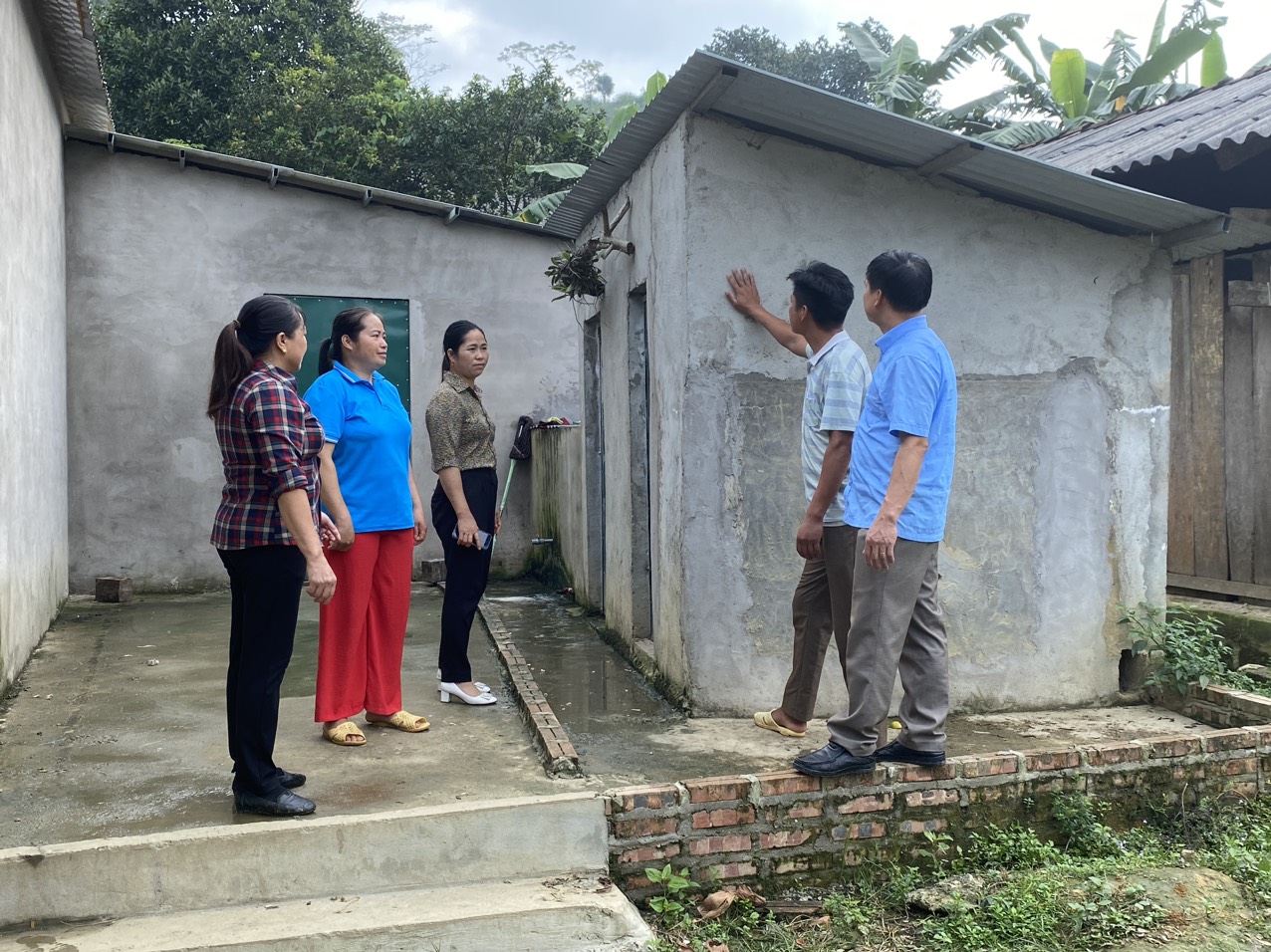 Ủy ban MTTQ huyện Na Hang phối hợp nghiệm thu, bàn giao công trình vệ sinh cho hộ nghèo trên địa bàn xã Khâu Tinh