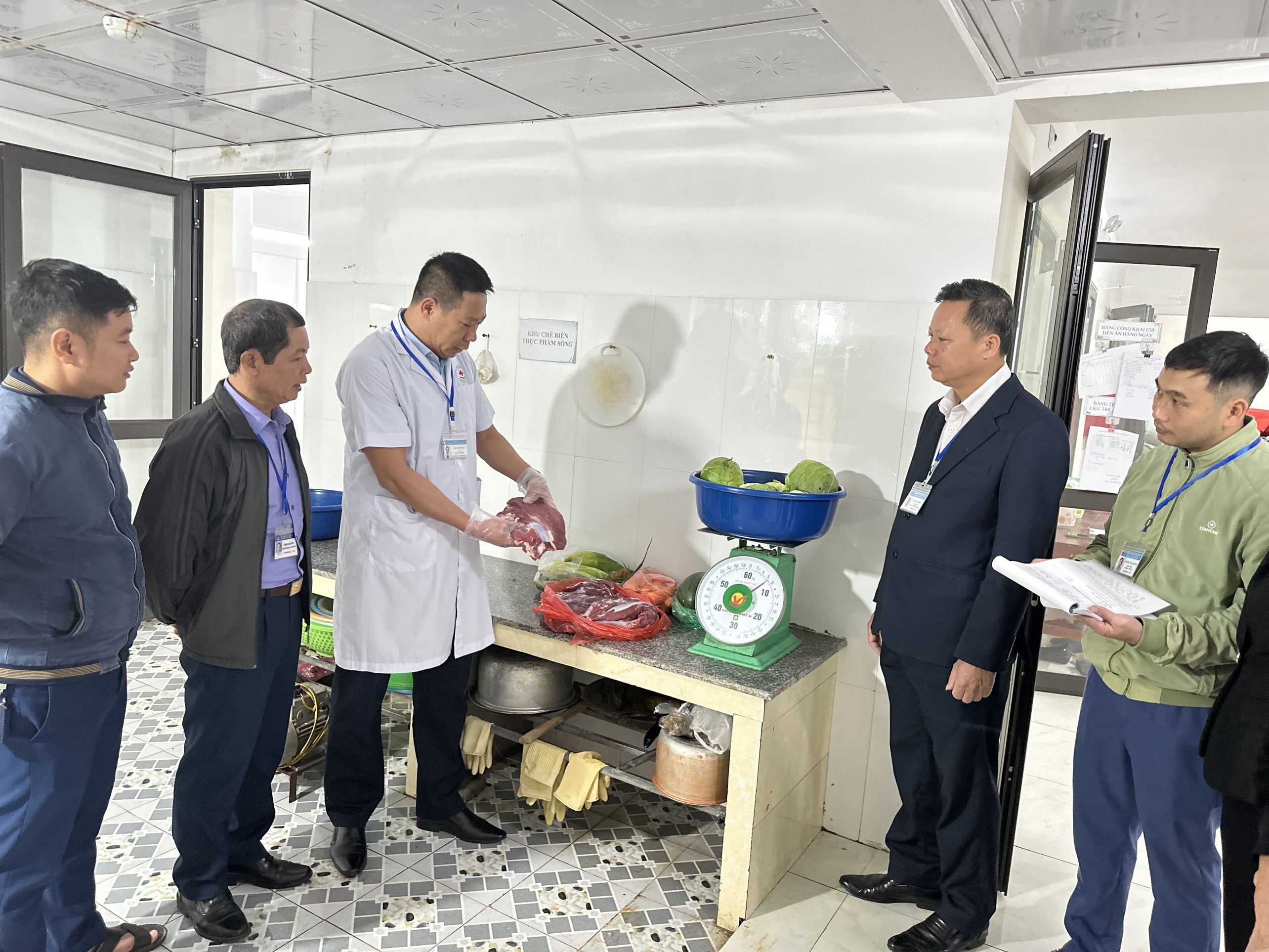 Yên Sơn: Ủy ban MTTQ xã Đội Bình chủ trì giám sát vệ sinh an toàn thực phẩm tại Trường Mầm non xã