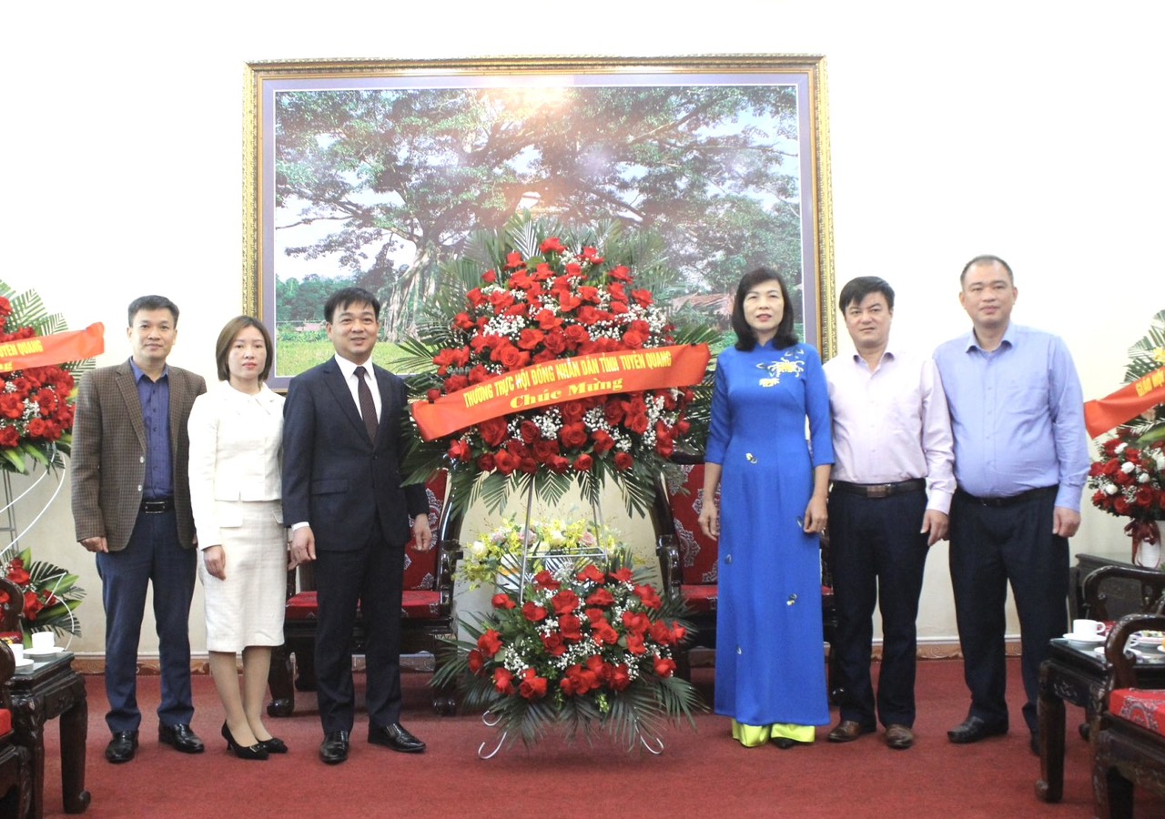 Thường trực Hội đồng nhân dân tỉnh và các cơ quan, đơn vị chúc mừng Ủy ban MTTQ tỉnh nhân kỷ niệm 93 năm Ngày thành lập Mặt trận Dân tộc thống nhất Việt Nam- Ngày truyền thống MTTQ Việt Nam (18/11/1930 – 18/11/2023)
