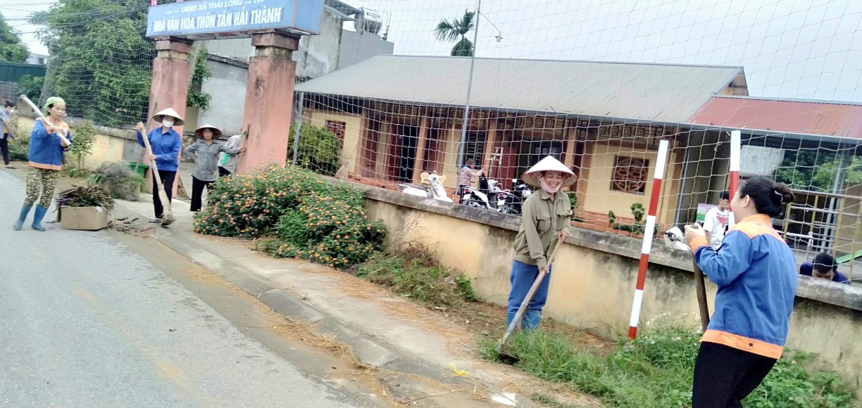 Ủy ban MTTQ và các tổ chức chính trị - xã hội xã Thái Long, thành phố Tuyên Quang tham gia vệ sinh môi trương tại khu dân cư Tân Hải Thành