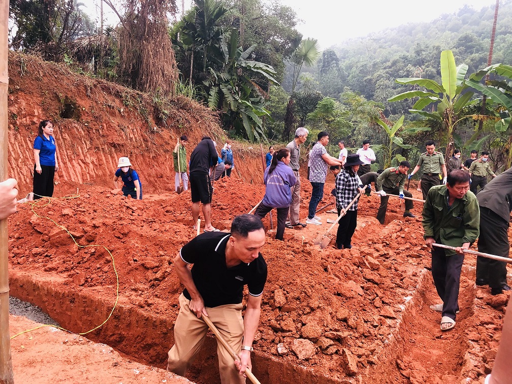 Yên Sơn: Ban Thường trực Ủy ban MTTQ xã Lang Quán giúp đỡ hộ nghèo đào móng nhà