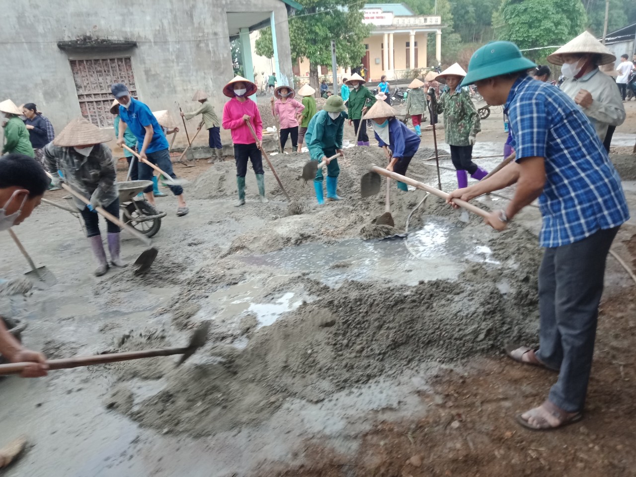 Sơn Dương: Ủy ban MTTQ xã Văn Phú vận động cán bộ, công chức và nhân dân tham gia chỉnh trang khuôn viên nhà văn hóa thôn Khe Thuyền 1