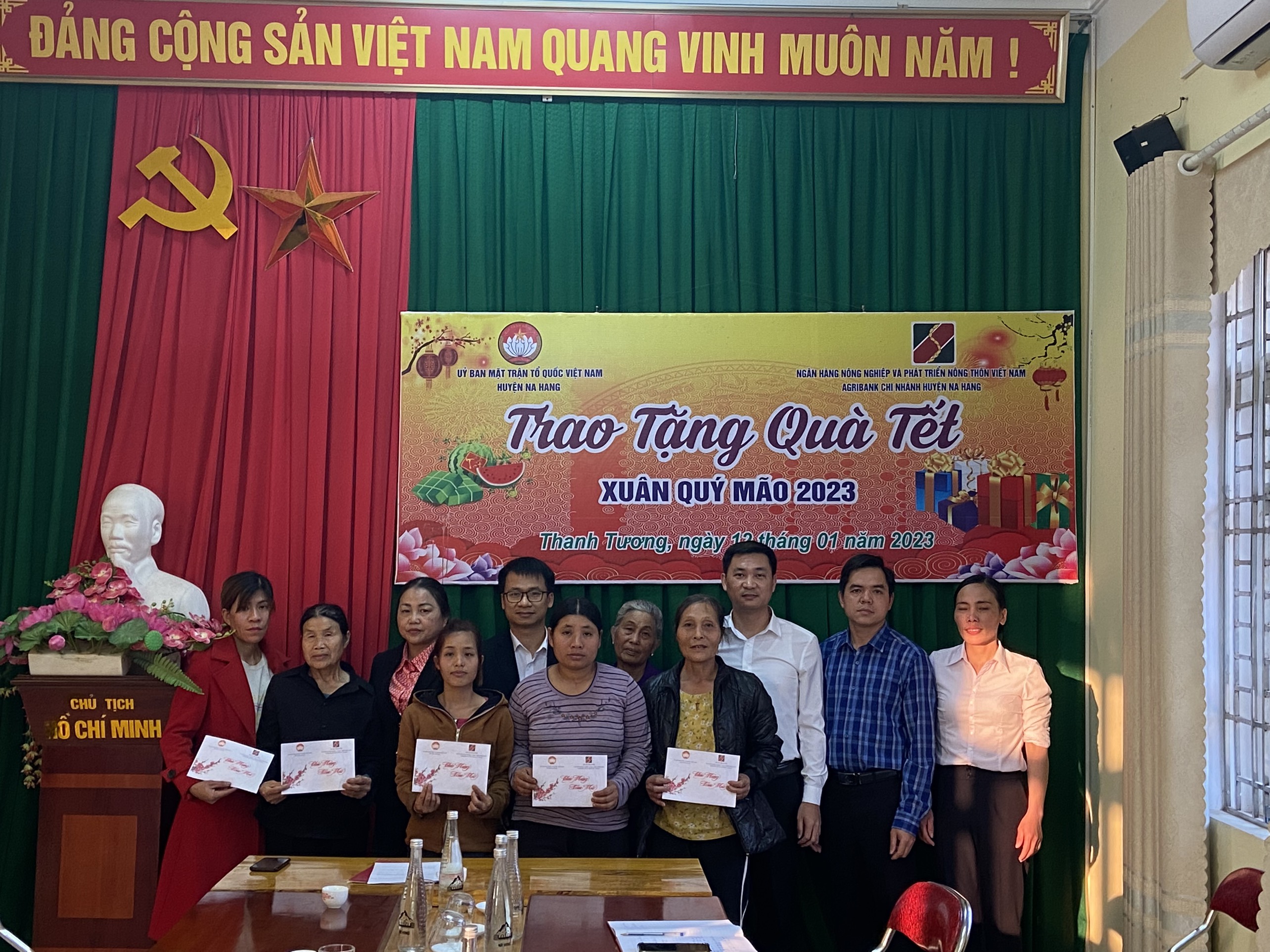 Ủy ban MTTQ huyện Na Hang thăm hỏi, tặng quà cho các hộ nghèo nhân dịp Tết Nguyên đán Quý Mão năm 2023
