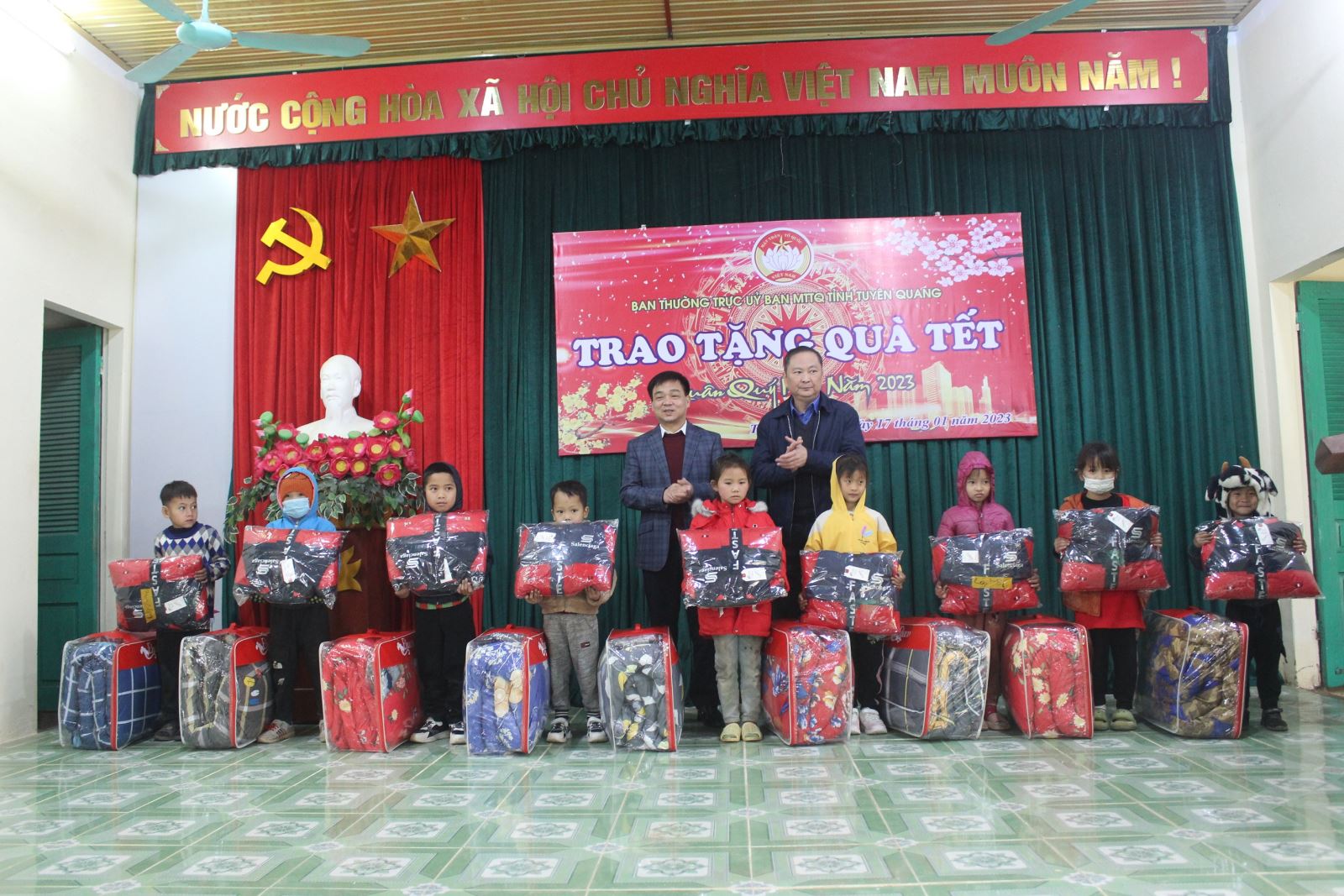 100 suất quà Tết được trao cho hộ nghèo, học sinh có hoàn cảnh khó khăn