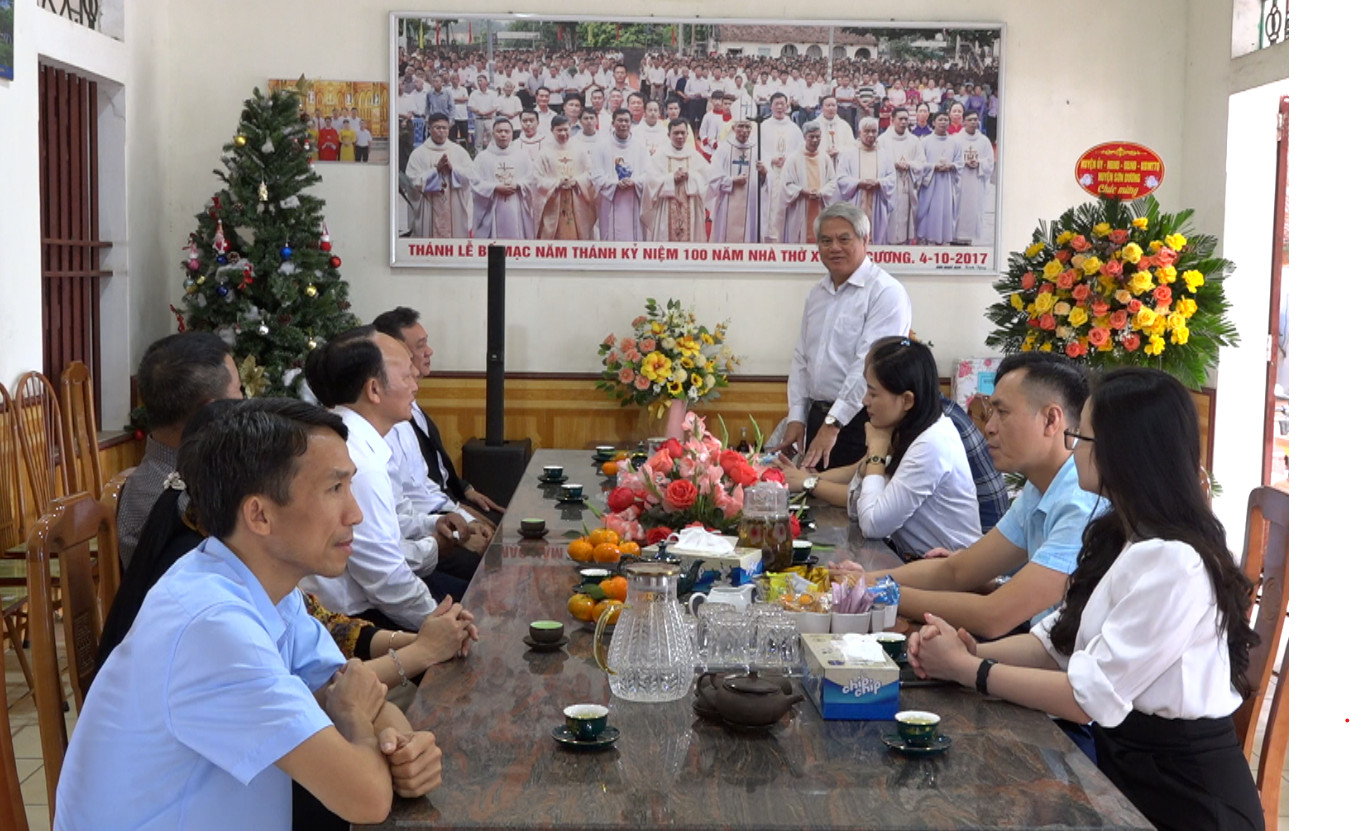 Ủy ban MTTQ huyện Sơn Dương phối hợp thăm, tặng quà Nhà thờ Giáo sứ Vân Cương