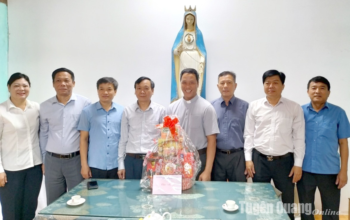 Lãnh đạo Ban Dân vận Tỉnh ủy, Ủy ban MTTQ tỉnh thăm, tặng quà nhân dịp Lễ Giáng sinh