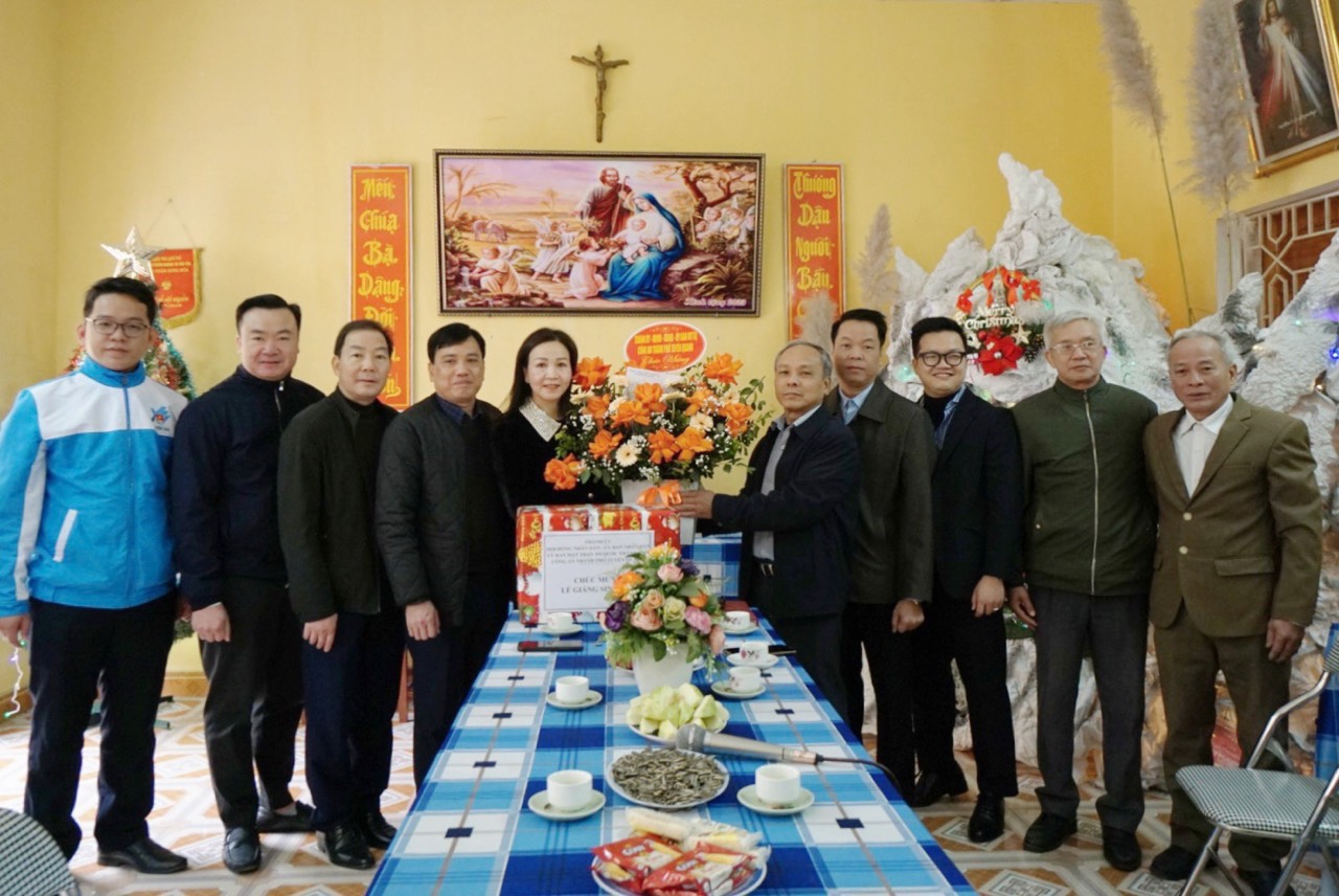 Ban Thường trực Ủy ban MTTQ thành phố Tuyên Quang phối hợp tổ chức thăm, tặng quà các tổ chức tôn giáo nhân dịp Giáng sinh năm 2023