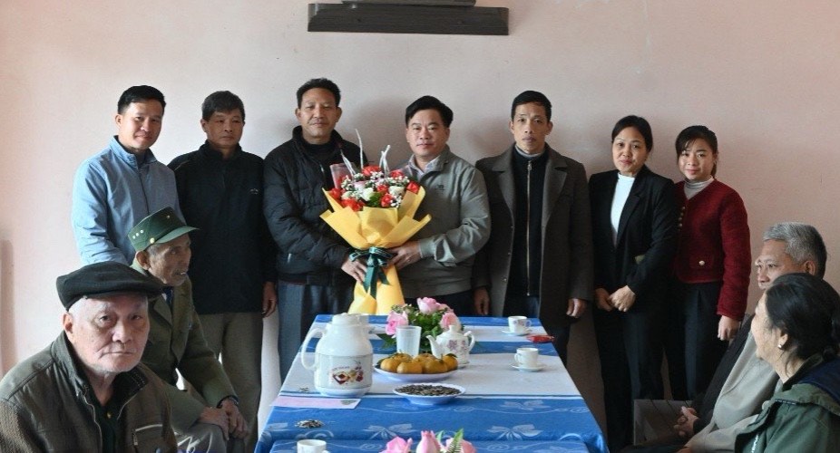 Chiêm Hóa: MTTQ xã Vinh Quang phối hợp thăm hỏi tặng quà nhân dịp  Lễ Giáng sinh năm 2023
