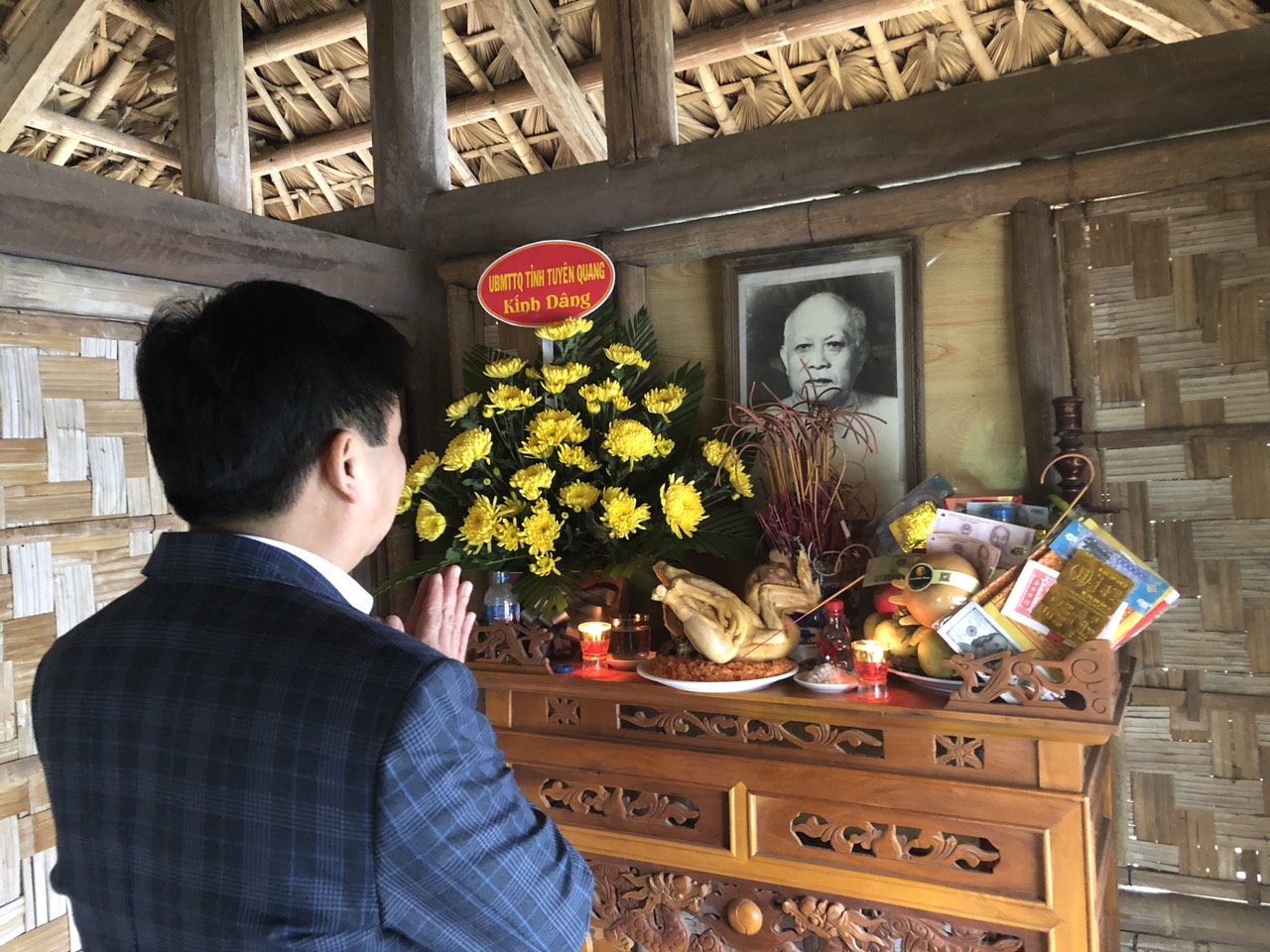 Chủ tịch Ủy ban Mặt trận Tổ quốc tỉnh Tuyên Quang dâng hương tưởng nhớ Chủ tịch Tôn Đức Thắng nhân dịp đầu xuân Quý Mão.