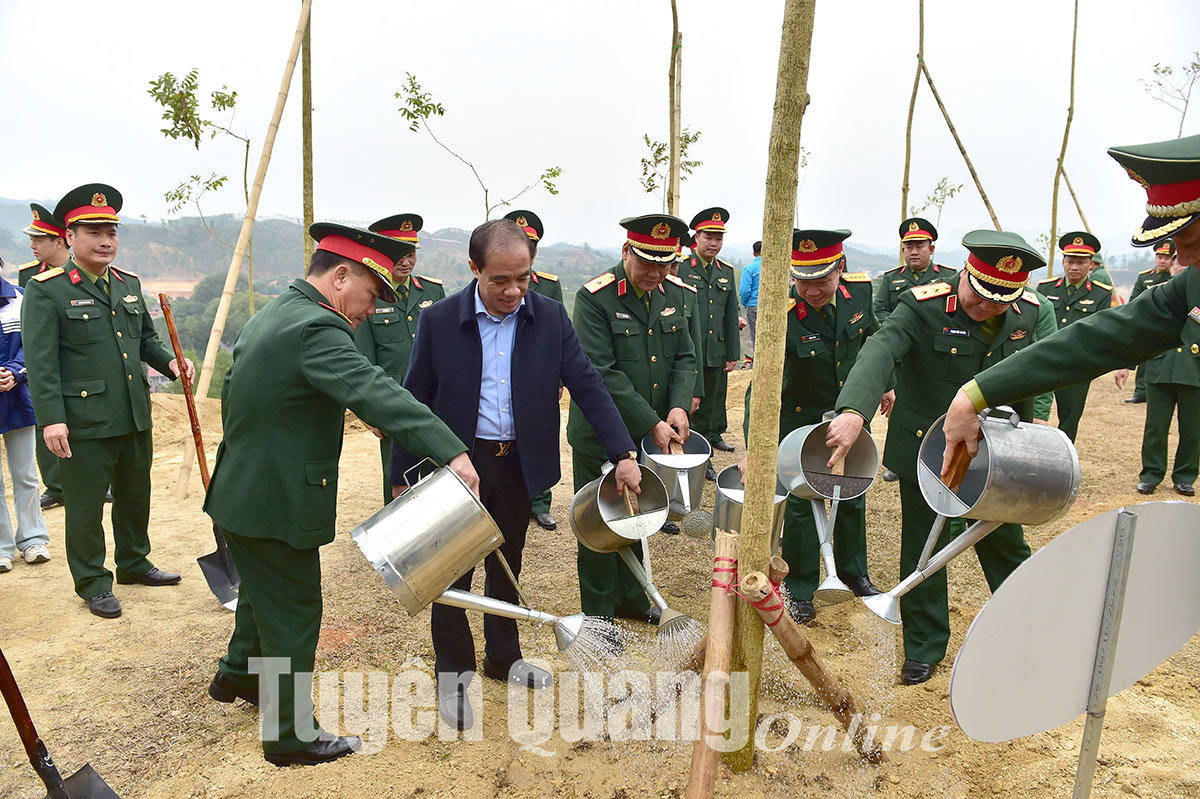 Đồng chí Chẩu Văn Lâm, Bí thư Tỉnh ủy tham dự Lễ phát động Tết trồng cây tại Quân khu 2