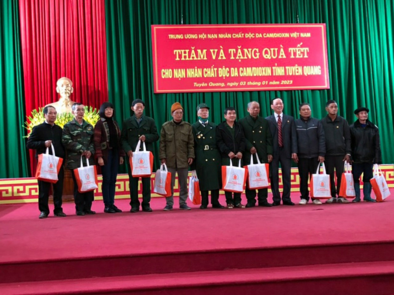 Hàm Yên: Tặng quà Tết cho nạn nhân chất độc Da cam nhân/Dioxin