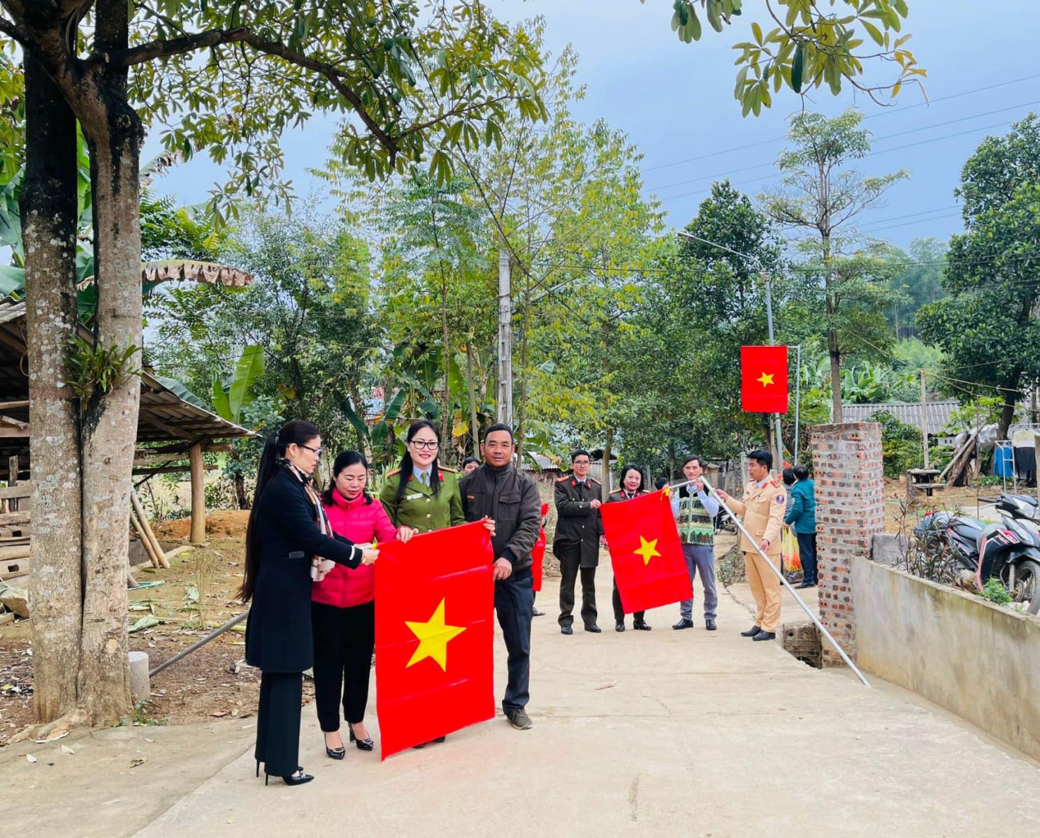 Sơn Dương: Hội LHPN huyện trao tặng cờ Tổ quốc và tặng quà tết cho thôn Tân An, xã Đông Thọ