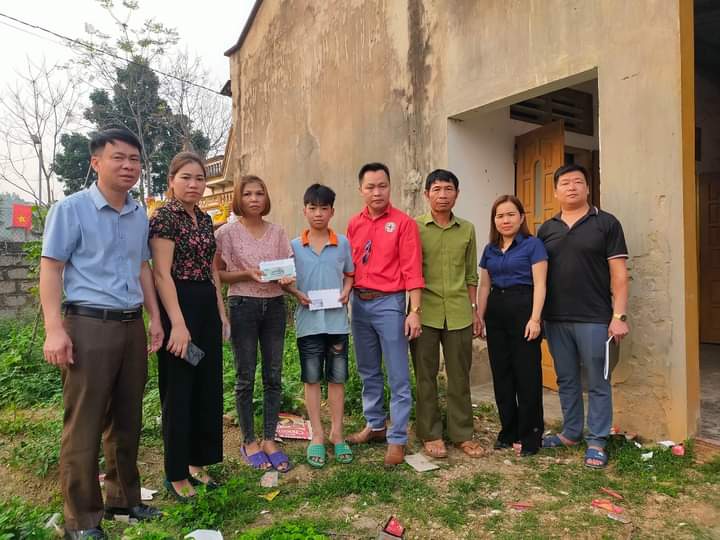 Sơn Dương: Ủy ban MTTQ xã Đại Phú phối hợp thăm, tặng quà gia đình có hoàn cảnh khó khăn 	