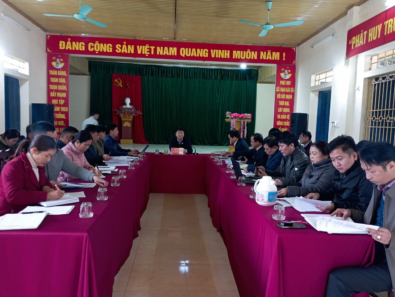 Ban Thường trực Ủy ban MTTQ huyện Na Hang đánh giá tiến độ thực hiện các tiêu chí xây dựng nông thôn mới tại xã Khâu Tinh
