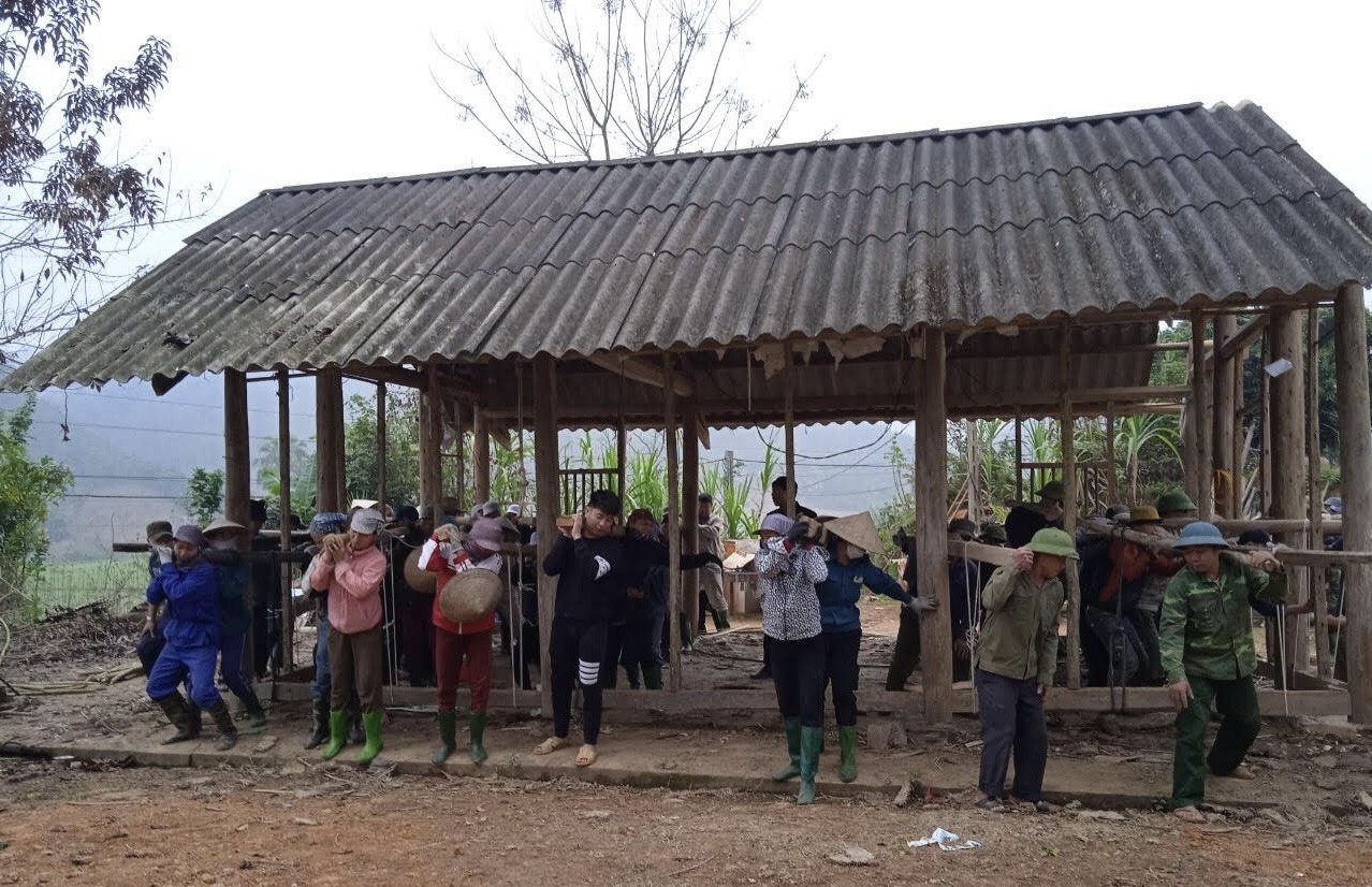 Chiêm Hóa: Khu dân cư Yên Bình, xã Phú Bình hỗ trợ hộ nghèo sửa chữa nhà ở