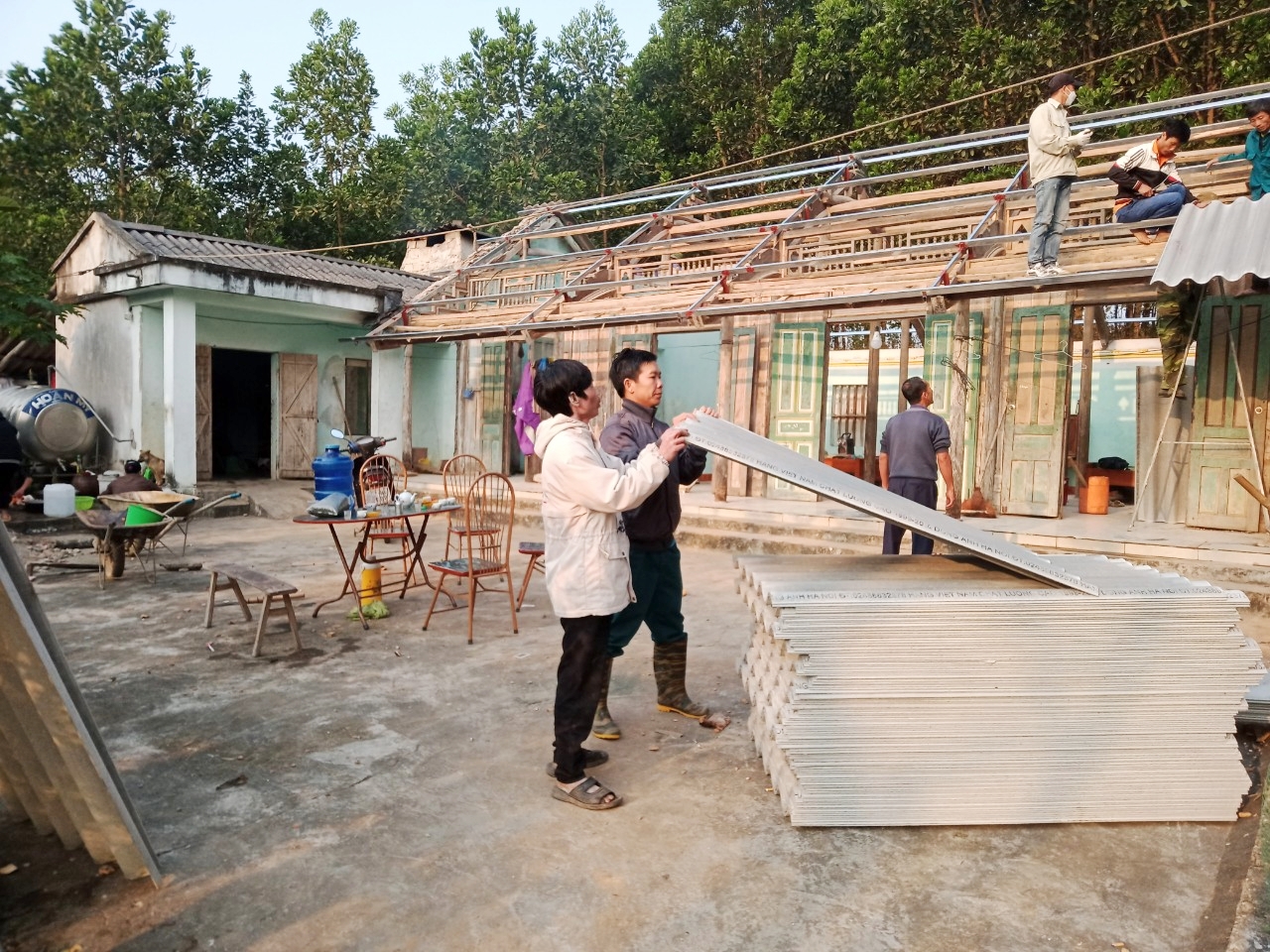 Sơn Dương: Ban Thường trực Ủy ban MTTQ xã Tam Đa vận động nhân dân giúp đỡ sửa chữa nhà ở cho hộ nghèo