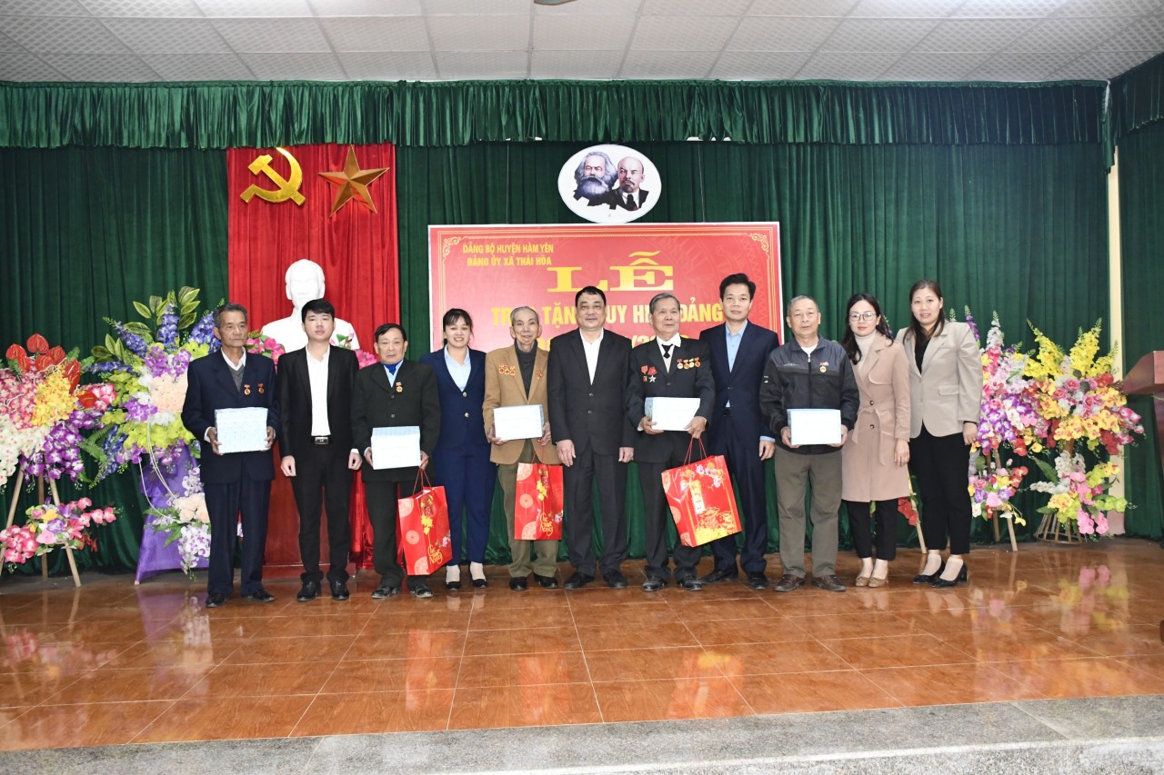 Đồng chí Nguyễn Duy Hòa, Phó Bí thư Thường trực Huyện ủy, Chủ tịch HĐND huyện Hàm Yên trao tặng huy hiệu Đảng