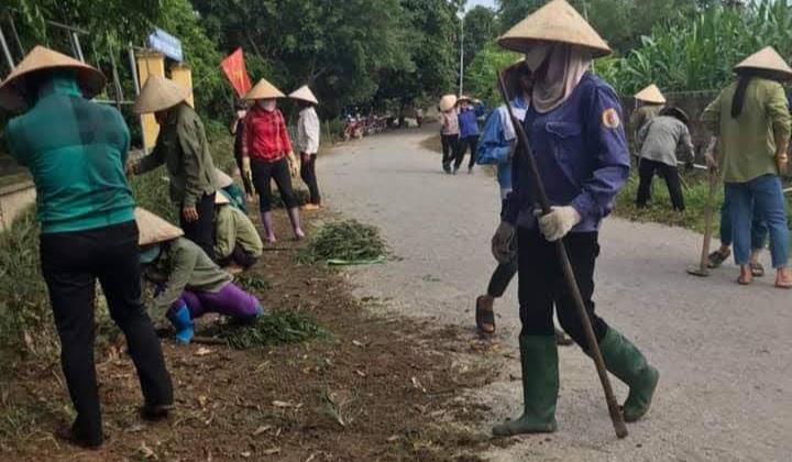 Sơn Dương: Uỷ ban MTTQ xã Hồng Lạc tổ chức phối hợp vệ sinh môi trường, thu gom, xử lý rác thải