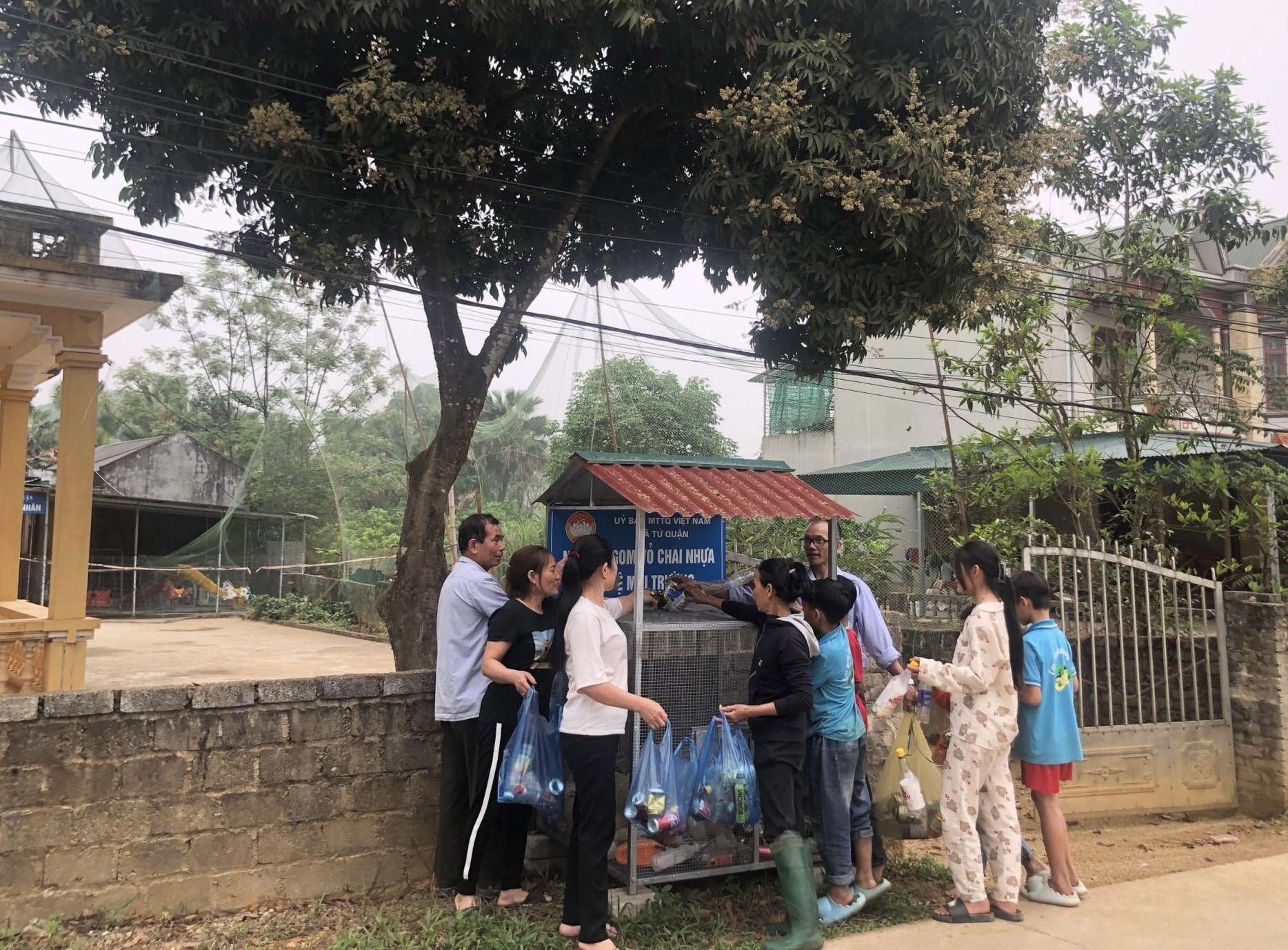Yên Sơn: Ban công tác Mặt trận thôn Cây Nhãn, xã Tứ Quận tích cực vận động nhân dân thực hiện công tác vệ sinh môi trường