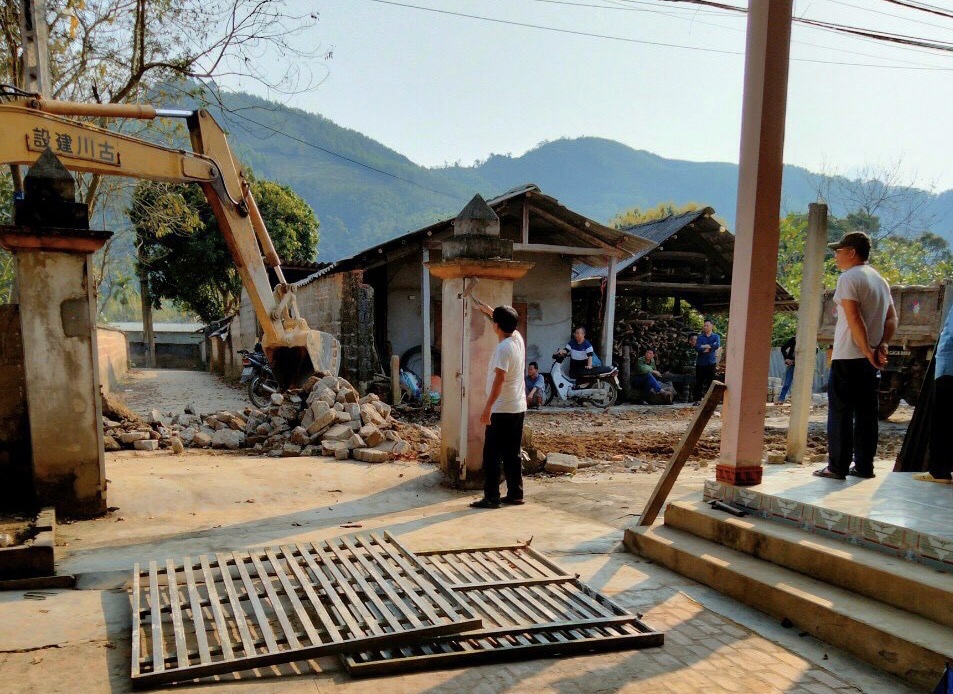 Hàm Yên: Uỷ ban MTTQ xã Bình Xa phối hợp tuyên truyền, vận động nhân dân giải phóng mặt bằng làm đường bê tông nông thôn