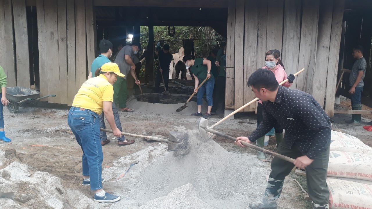 Na Hang: Ủy ban MTTQ xã Sơn Phú phối hợp hỗ trợ hộ nghèo sửa nhà
