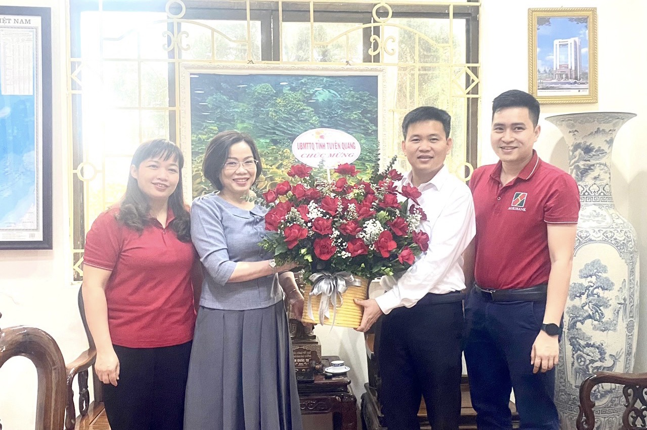 Phó Chủ tịch Ủy ban MTTQ tỉnh Tuyên Quang Tăng Thị Dương đến thăm, chúc mừng Ngân hàng Nông nghiệp và Phát triển Nông thôn tỉnh Tuyên Quang nhân dịp kỷ niệm 35 năm Ngày thành lập
