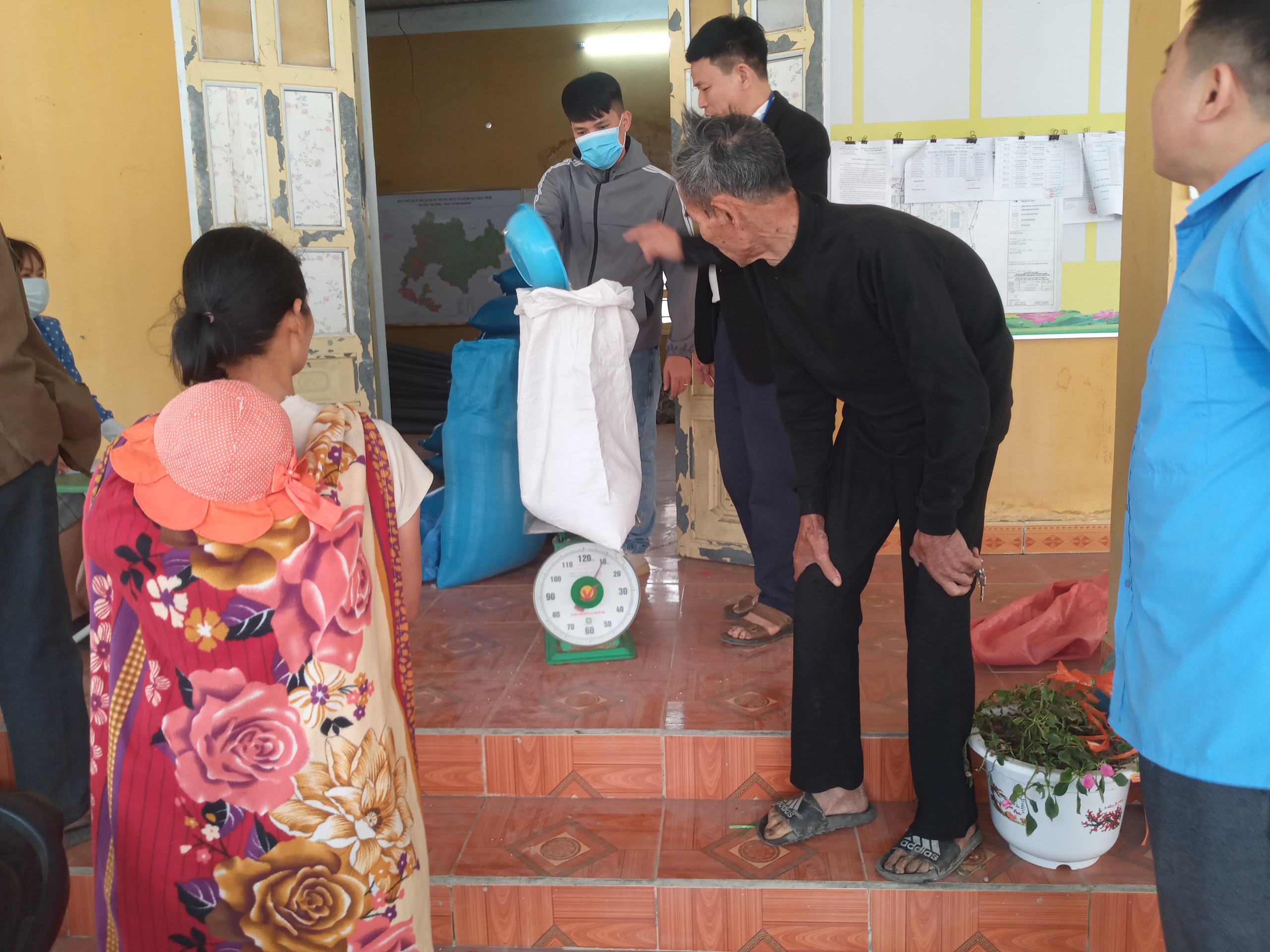 Ủy ban MTTQ xã Chân Sơn, huyện Yên Sơn giám sát việc cấp gạo cho hộ nghèo dịp giáp hạt năm 2023