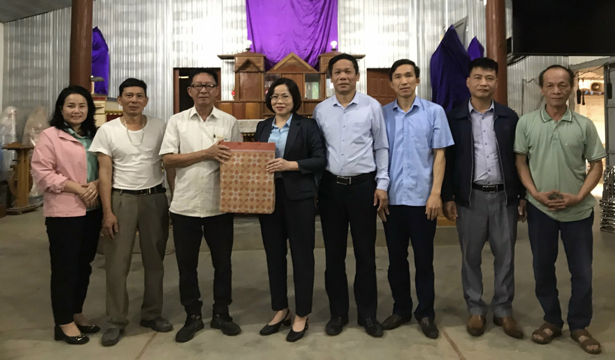 Phó Chủ tịch Ủy ban MTTQ tỉnh Tuyên Quang Tăng Thị Dương đến thăm và tặng quà các họ giáo trên địa bàn xã Vĩnh Lợi nhân dịp lễ Phục Sinh