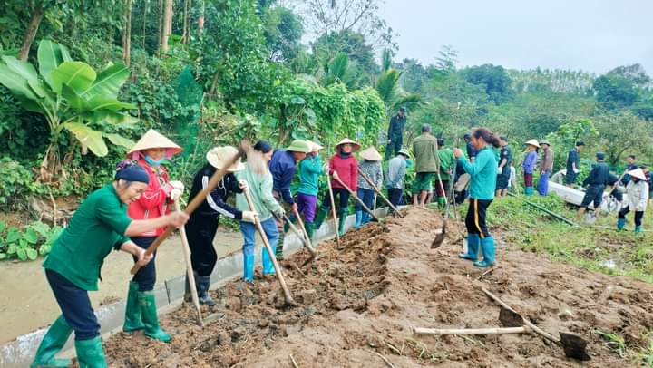 Sơn Dương: Ban Thường trực Ủy ban MTTQ xã Hào Phú phối hợp lắp đặt cấu kiện kênh mương bê tông đúc sẵn tại thôn Trại Mít