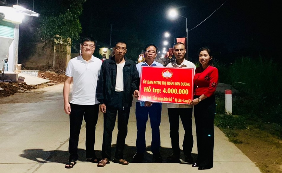 Ủy ban MTTQ thị trấn Sơn Dương phối hợp vận động xây dựng công trình “Ánh sáng đoàn kết”