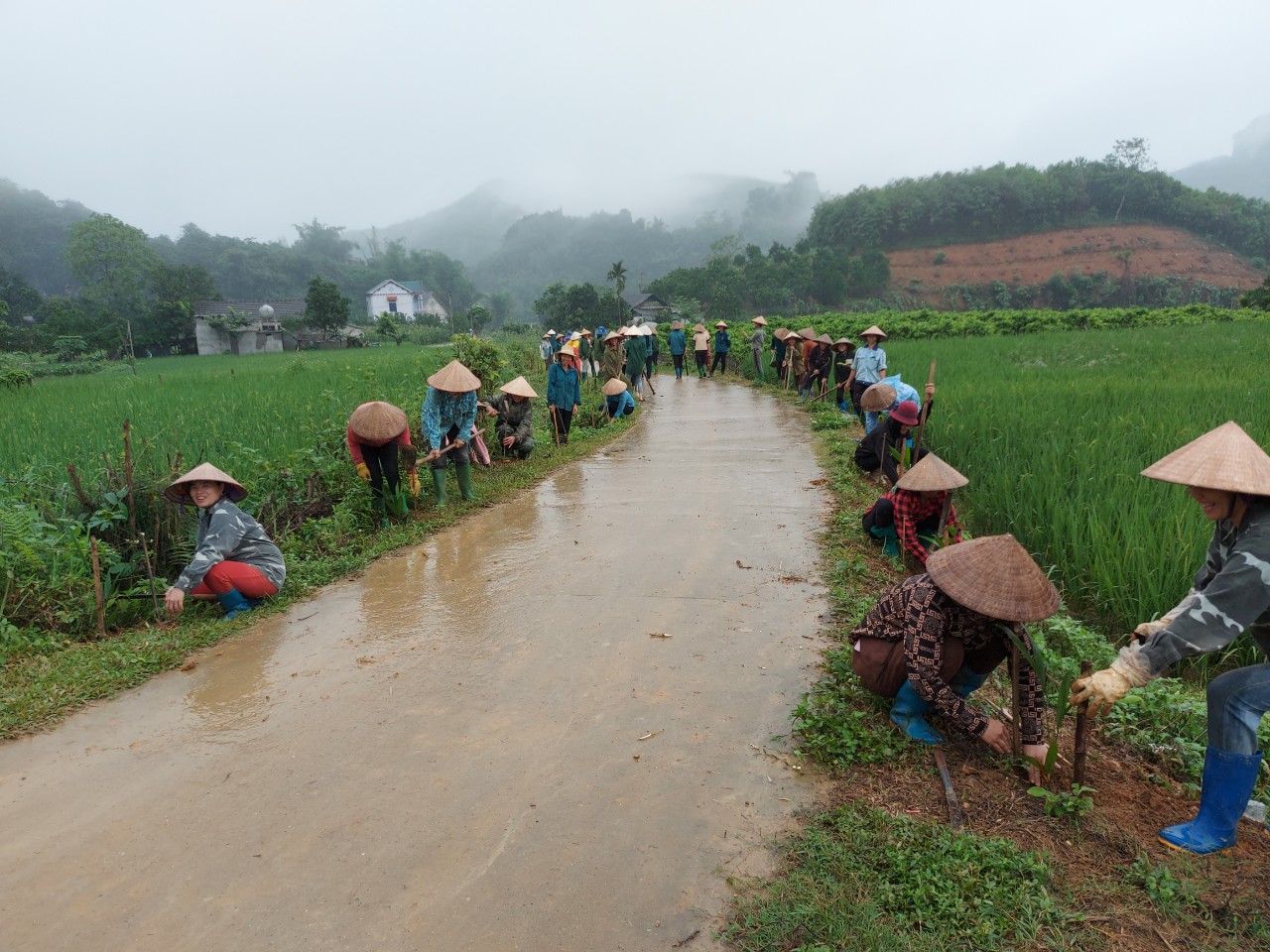 Yên Sơn: Ban công tác Mặt trận khu dân cư Phai Đá, xã Chiêu Yên vận động nhân dân tham gia bảo vệ môi trường