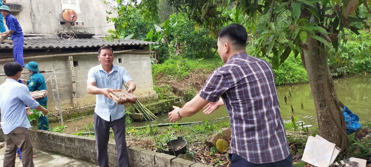 Yên Sơn: Ủy ban MTTQ xã Đội Bình phối hợp giúp đỡ nạn nhân chất độc da cam/Dioxin dỡ nhà cũ, sửa chữa nhà ở