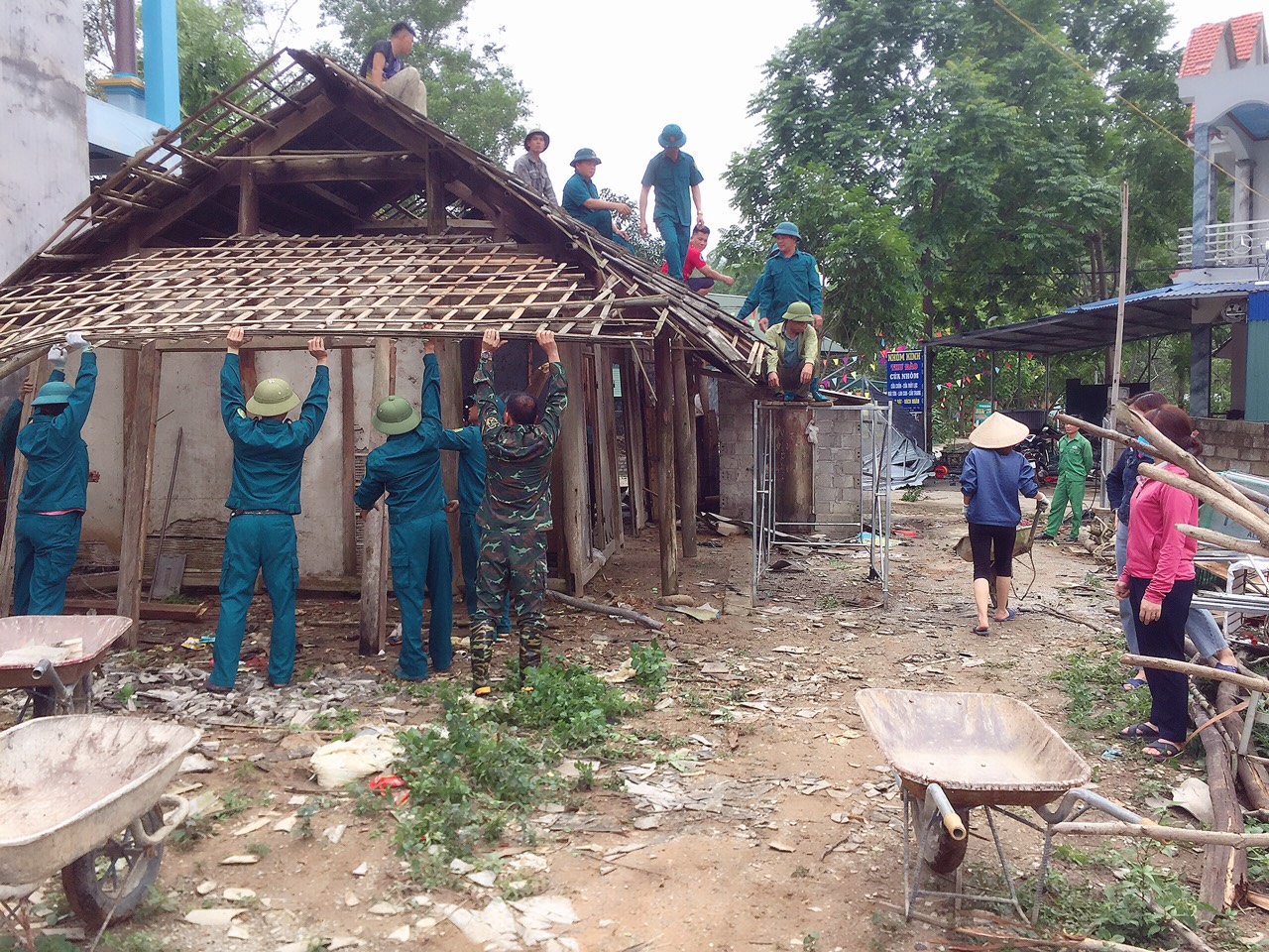 Ủy ban MTTQ xã Lương Thiện (Sơn Dương) phối hợp hỗ trợ nhân dân  khắc phục hậu quả sau mưa bão