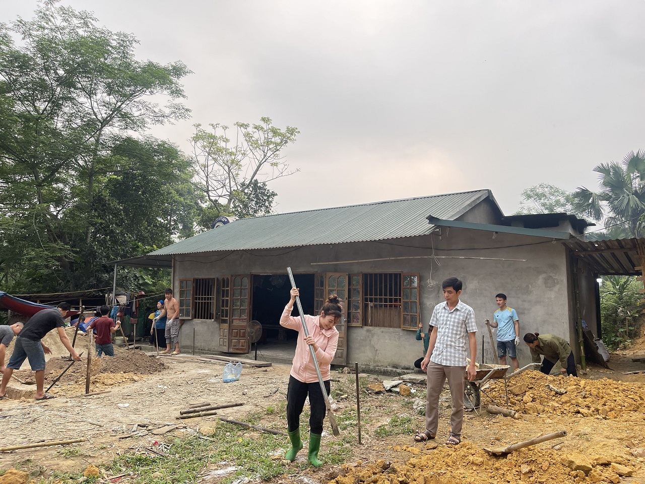 Chiêm Hóa: MTTQ xã Hà Lang giúp đỡ hộ nghèo làm nhà ở mới