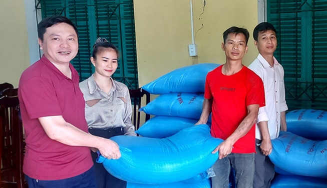 Hàm Yên: MTTQ xã Minh Dân phối hợp cấp phát gạo dịp giáp hạt đầu năm 2023