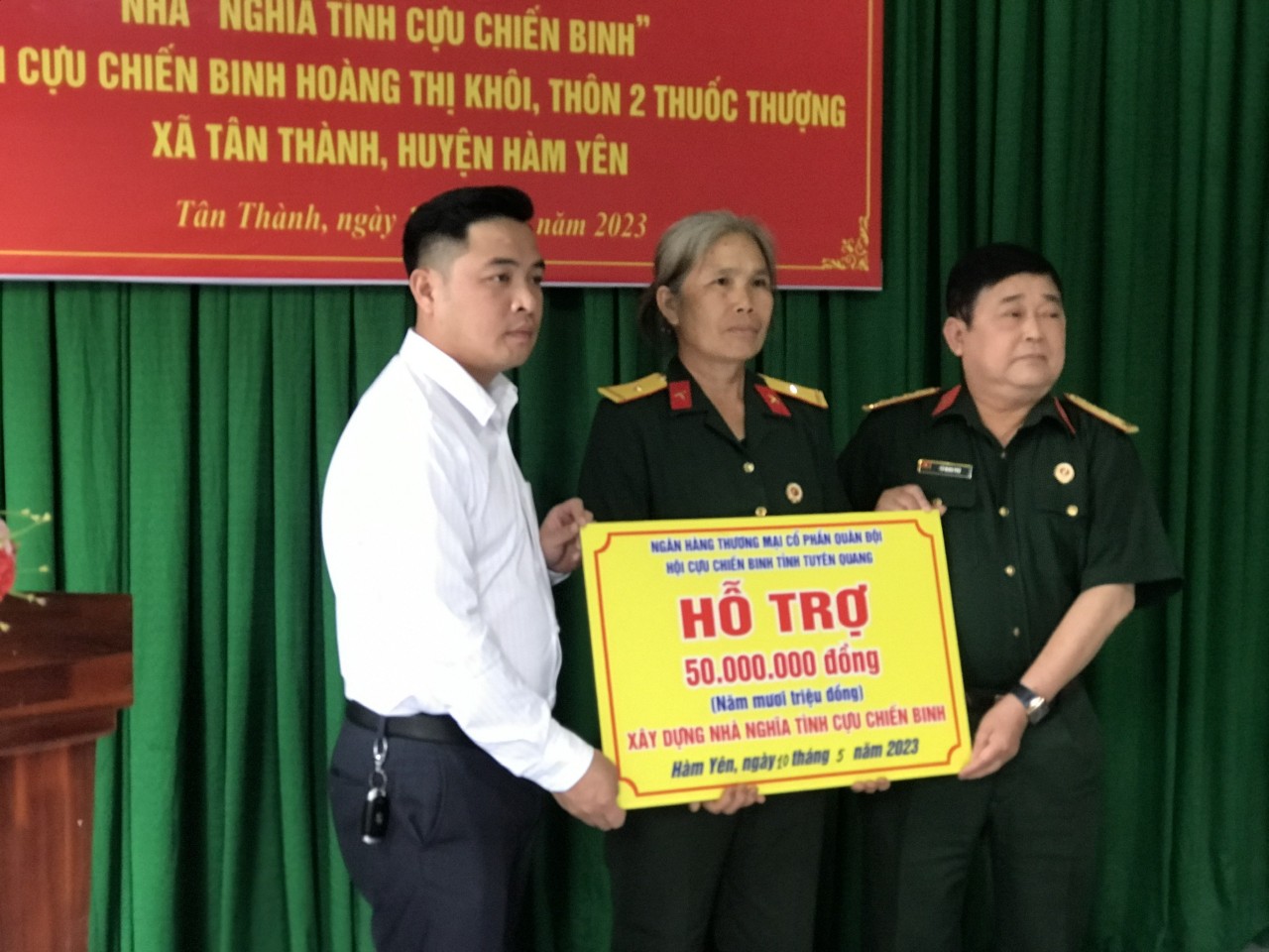 Hàm Yên: Trao tiền hỗ trợ 50 triệu đồng xây nhà “Nghĩa tình cựu chiến binh” xã Tân Thành