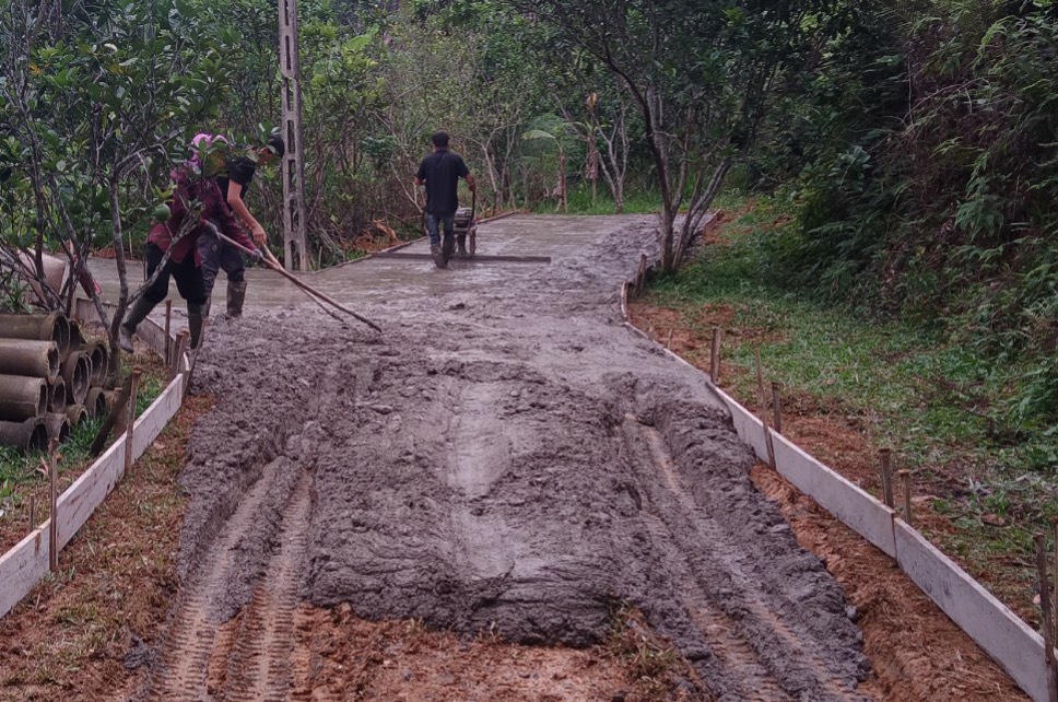 Hàm Yên: Ban giám sát đầu tư của cộng đồng xã Đức Ninh, giám sát xây dựng đường bê tông nông thôn