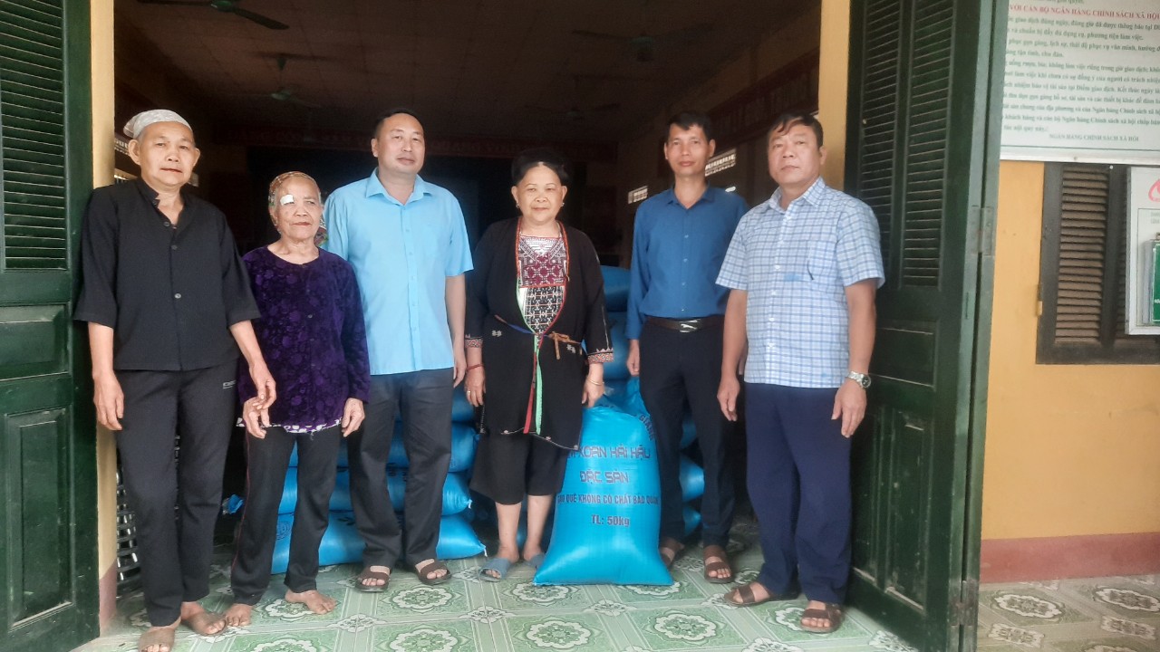 Ủy ban MTTQ huyện Hàm Yên giám sát cấp phát gạo tại xã Hùng Đức