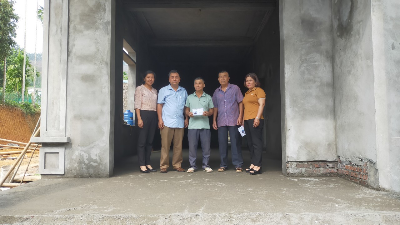 Chiêm Hóa: Ủy Ban MTTQ xã Trung Hòa trao tiền hỗ trợ cho hộ nghèo làm nhà ở mới
