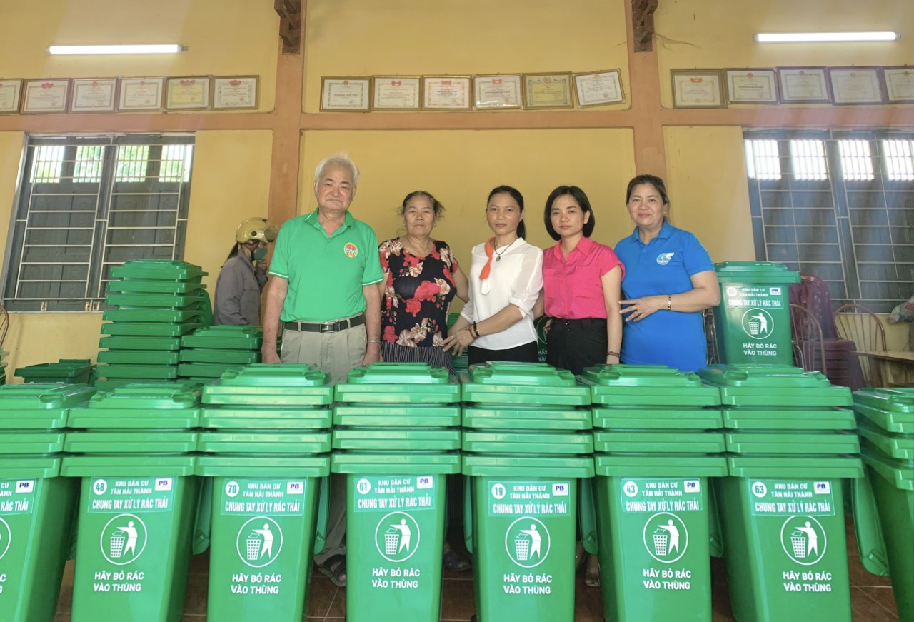 Uỷ ban MTTQ xã Thái Long, thành phố Tuyên Quang bàn giao 115 thùng đựng rác cho các gia đình tại thôn Tân Hải Thành