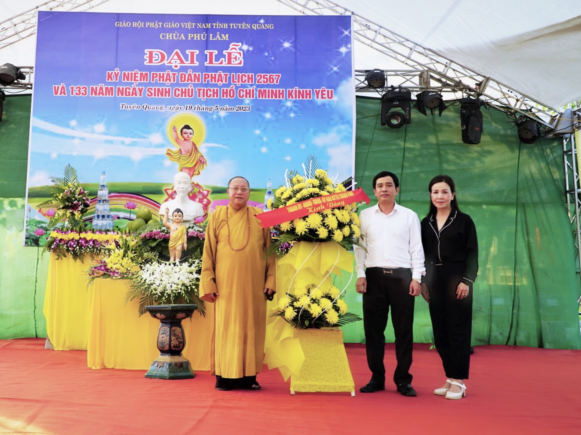 Lãnh đạo Ủy  ban MTTQ thành phố Tuyên Quang chúc mừng chùa Phú Lâm nhân dịp Đại lễ Phật đản năm 2023