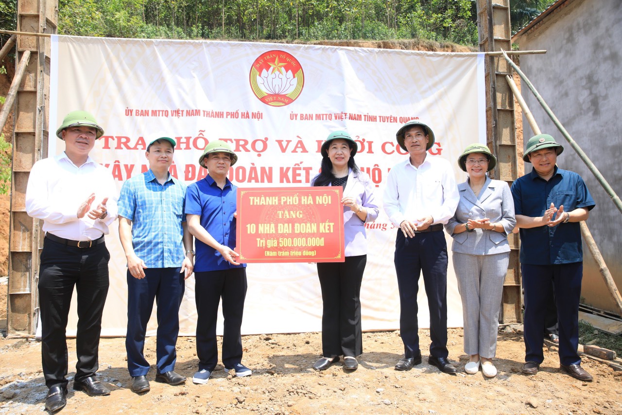 Ủy ban MTTQ Việt Nam thành phố Hà Nội tổ chức về hành trình về nguồn và trao hỗ trợ làm nhà cho hộ nghèo tại tỉnh Tuyên Quang