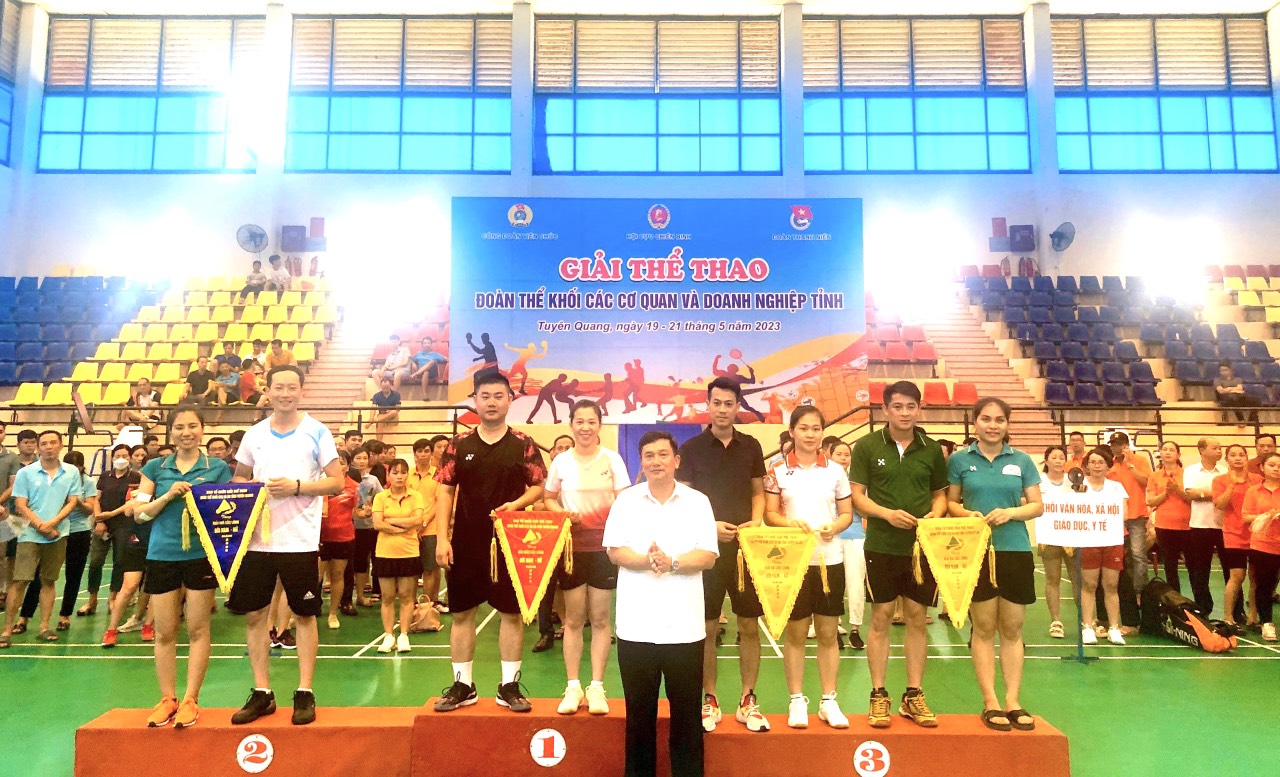 Đoàn viên công đoàn cơ sở Ủy ban MTTQ tỉnh giành giải nhất nội dung đôi nam nữ môn cầu lông